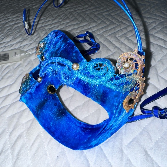 Cirque Du Soleil Mask by Judith Rauchfuss - Picture 9 of 14